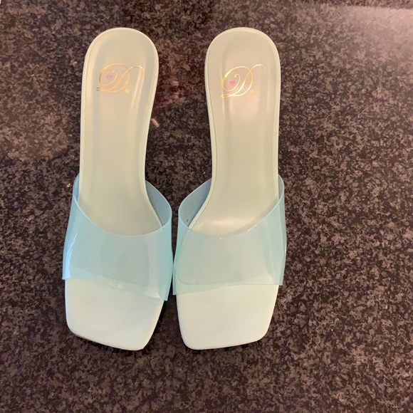 Very cute heeled mule sandals. - Picture 2 of 7